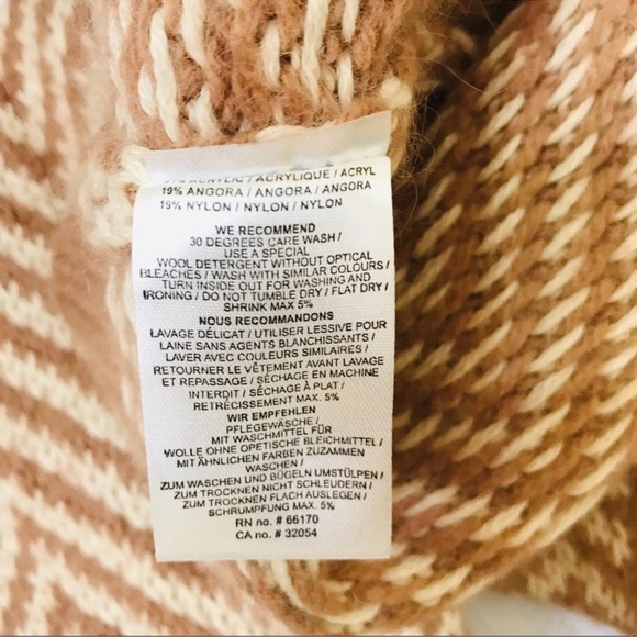 Ganni Chevron Pullover in Brown
MEGHAN MARKLE, TOPS - Picture 12 of 16